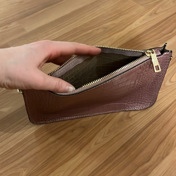 Tuscany leather purple-pink shoulder bag with gold hardware. - Picture 4 of 7